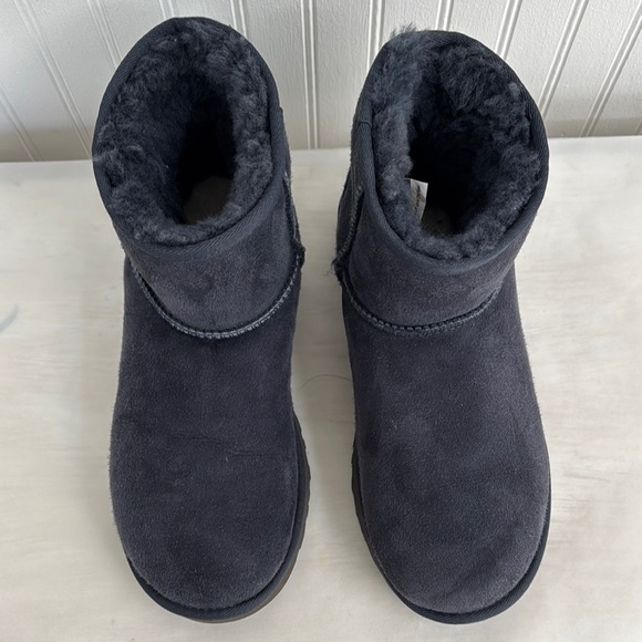 UGG CLASSIC MINI ll BOOTS    EVE BLUE  
EXCELLENT CONDITION   SIZE 9 - Picture 3 of 11